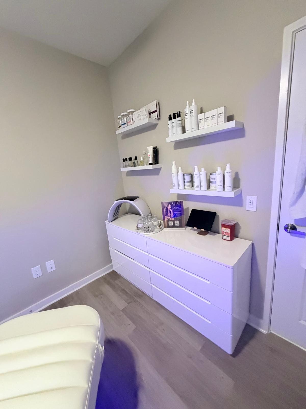 Repisas con los productos de cuidado facial que se usan en el salón